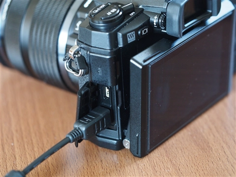 OLYMPUS OM-D E-M1 のファームウェアを更新する:画像1