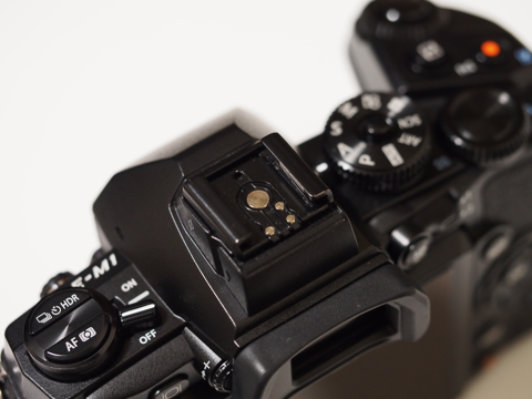 OLYMPUS OM-D E-M1 のホットシューカバーがなくなった:画像1