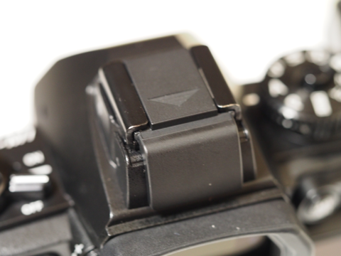 OLYMPUS OM-D E-M1 のホットシューカバーがなくなった:画像6