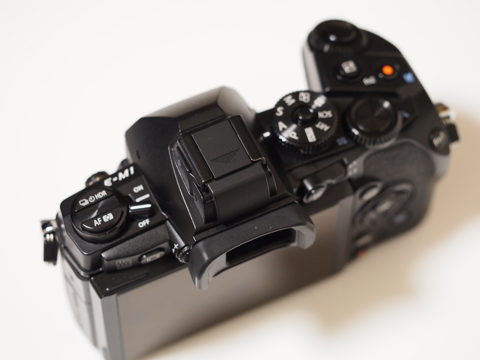 OLYMPUS OM-D E-M1 のホットシューカバーがなくなった:画像7