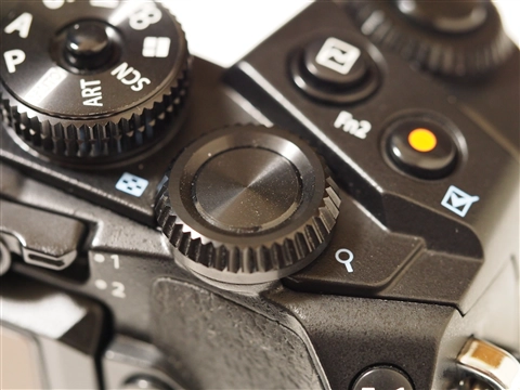OLYMPUS OM-D E-M1 でリアダイヤルが反応しにくい、空回りする:画像1