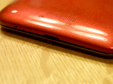 HTC J の電池カバーを開ける:画像1