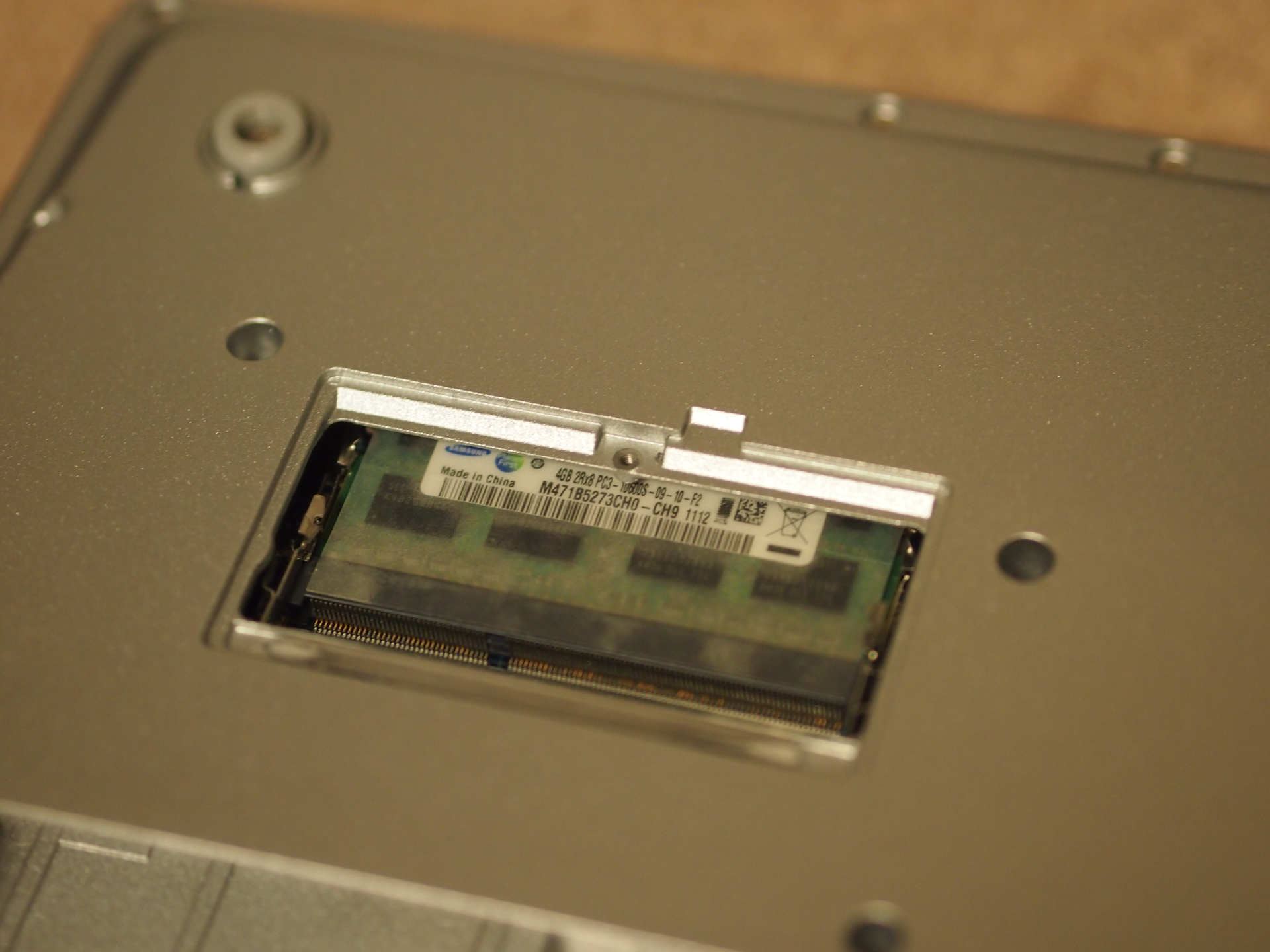 Panasonic Let's Note CF-B10 / CF-B11 のメモリを交換して16GBにする