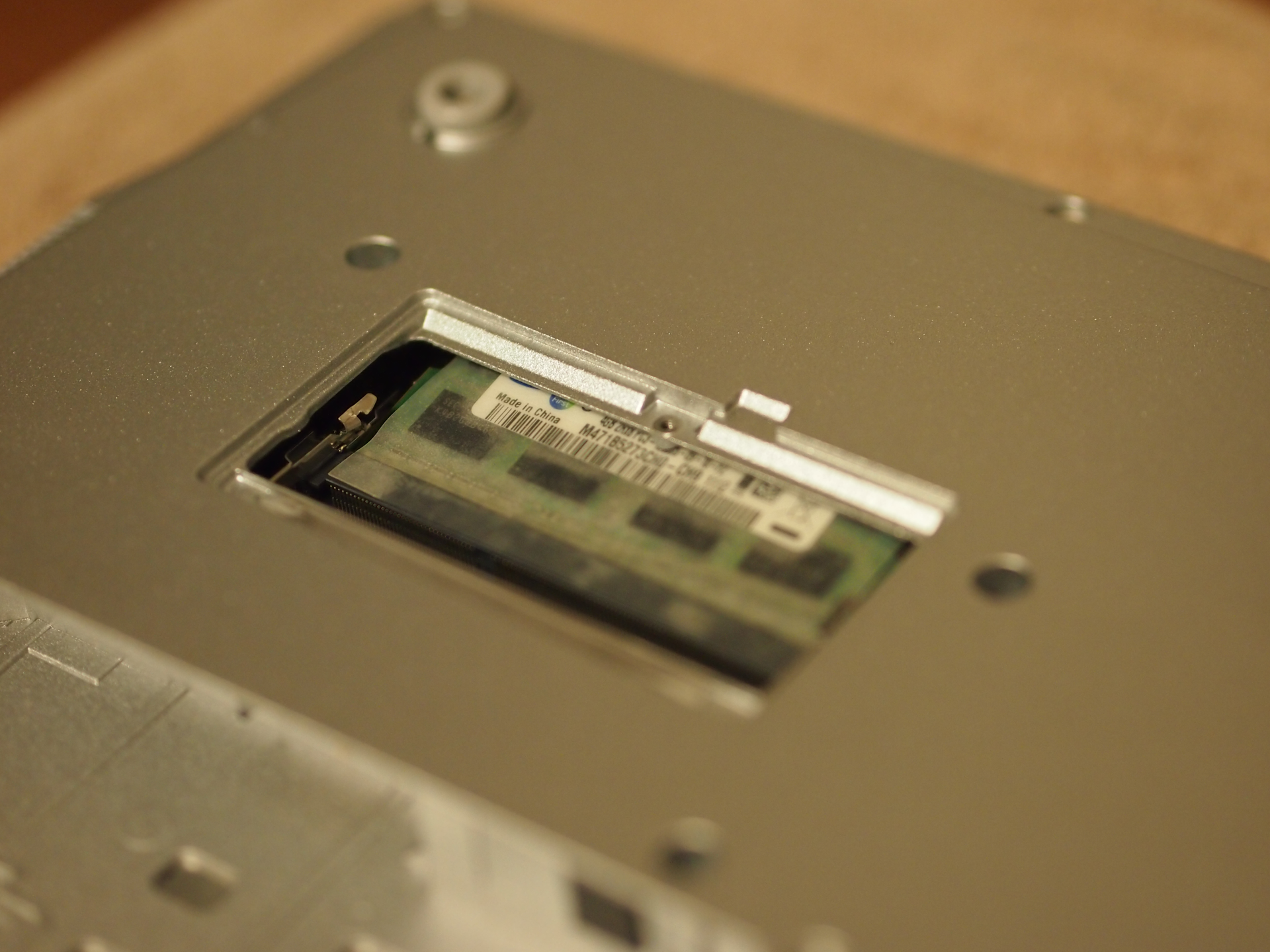 Panasonic Let's Note CF-B10 / CF-B11 のメモリを交換して16GBにする