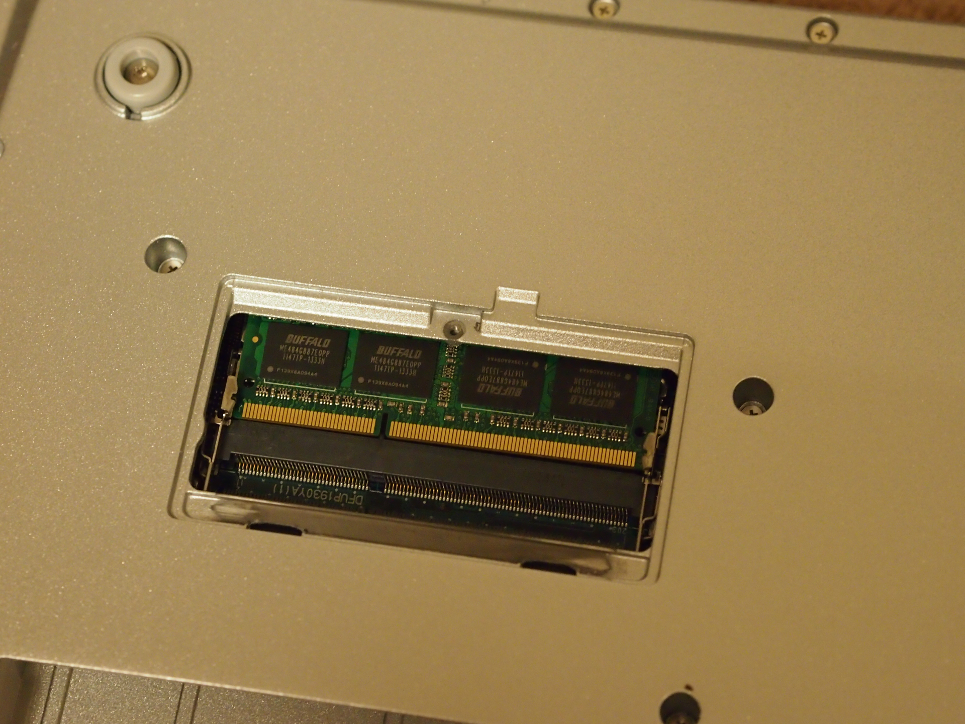 Panasonic Let's Note CF-B10 / CF-B11 のメモリを交換して16GBにする