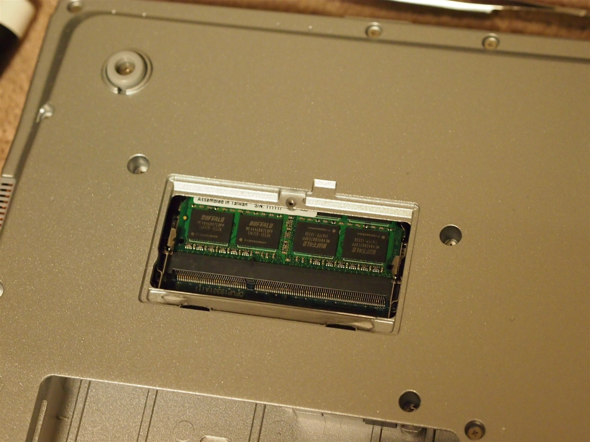 Panasonic Let's Note CF-B10 / CF-B11 のメモリを交換して16GB
