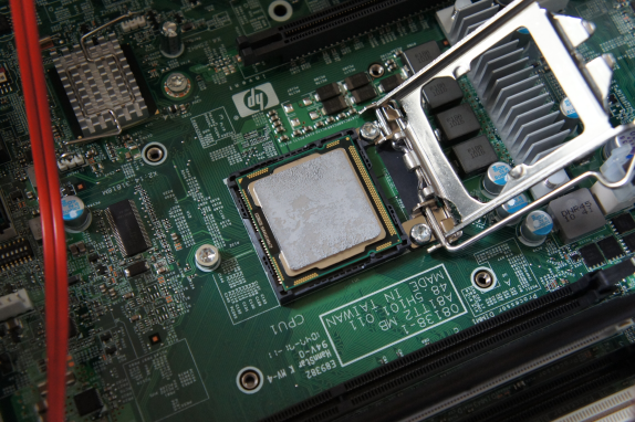 HP ProLiant ML110 G6 (3万円程度の安価版)のレビュー - 消費電力・CPUの交換:画像11