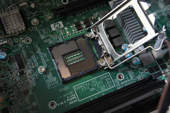 HP ProLiant ML110 G6 (3万円程度の安価版)のレビュー - 消費電力・CPUの交換:画像12