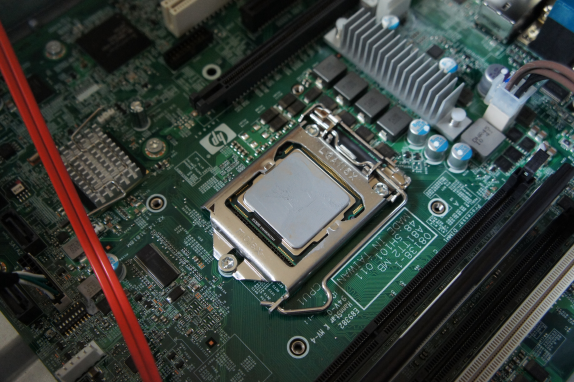 HP ProLiant ML110 G6 (3万円程度の安価版)のレビュー - 消費電力・CPUの交換:画像13