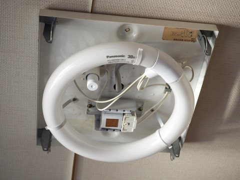 Panasonic LEDシーリングライト HH-LC464A のレビュー - 照明器具の交換と取り付け方法:画像2
